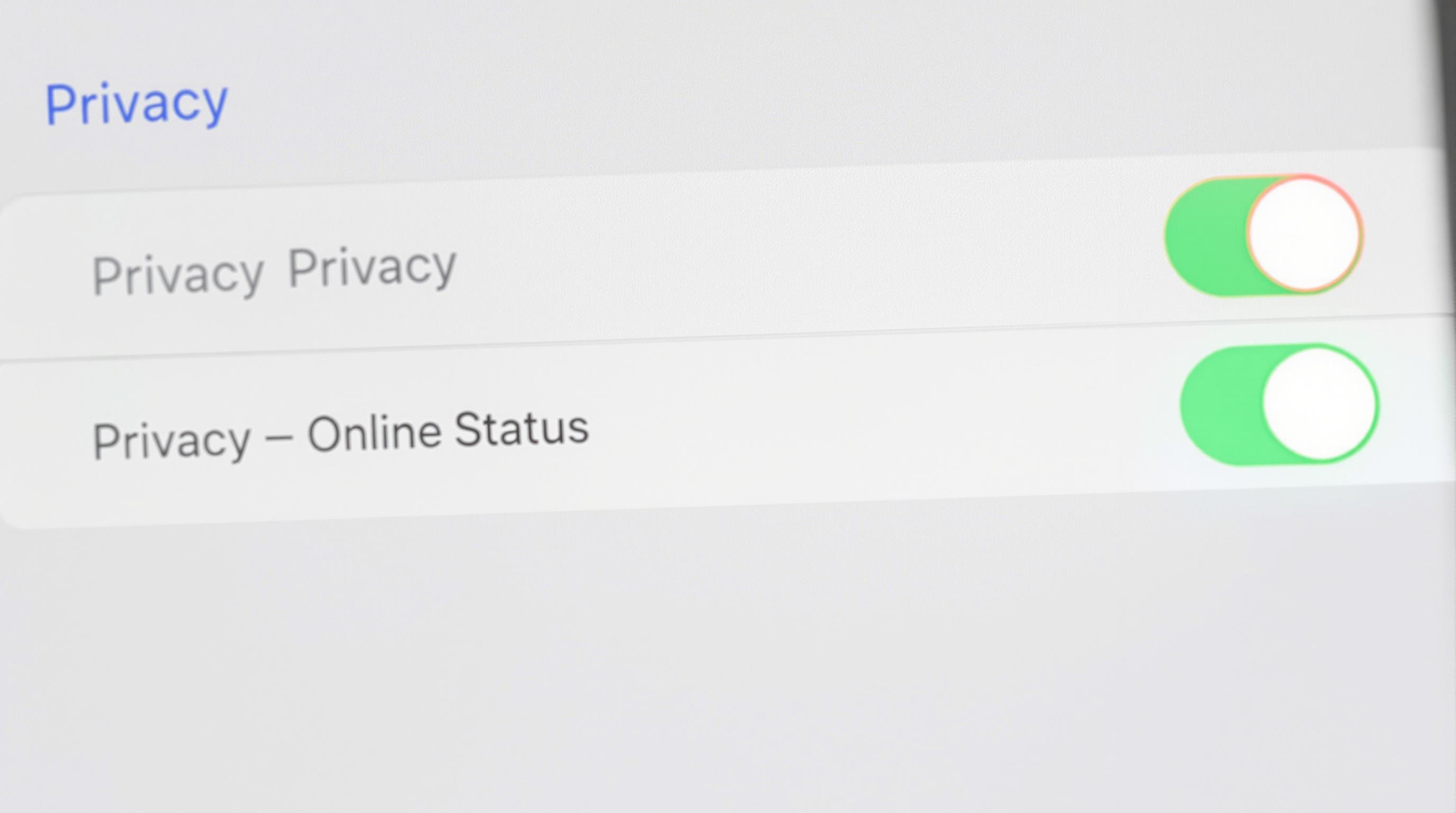 Capture d'écran des réglages de confidentialité pour le statut en ligne sur iPhone avec la pastille verte activée