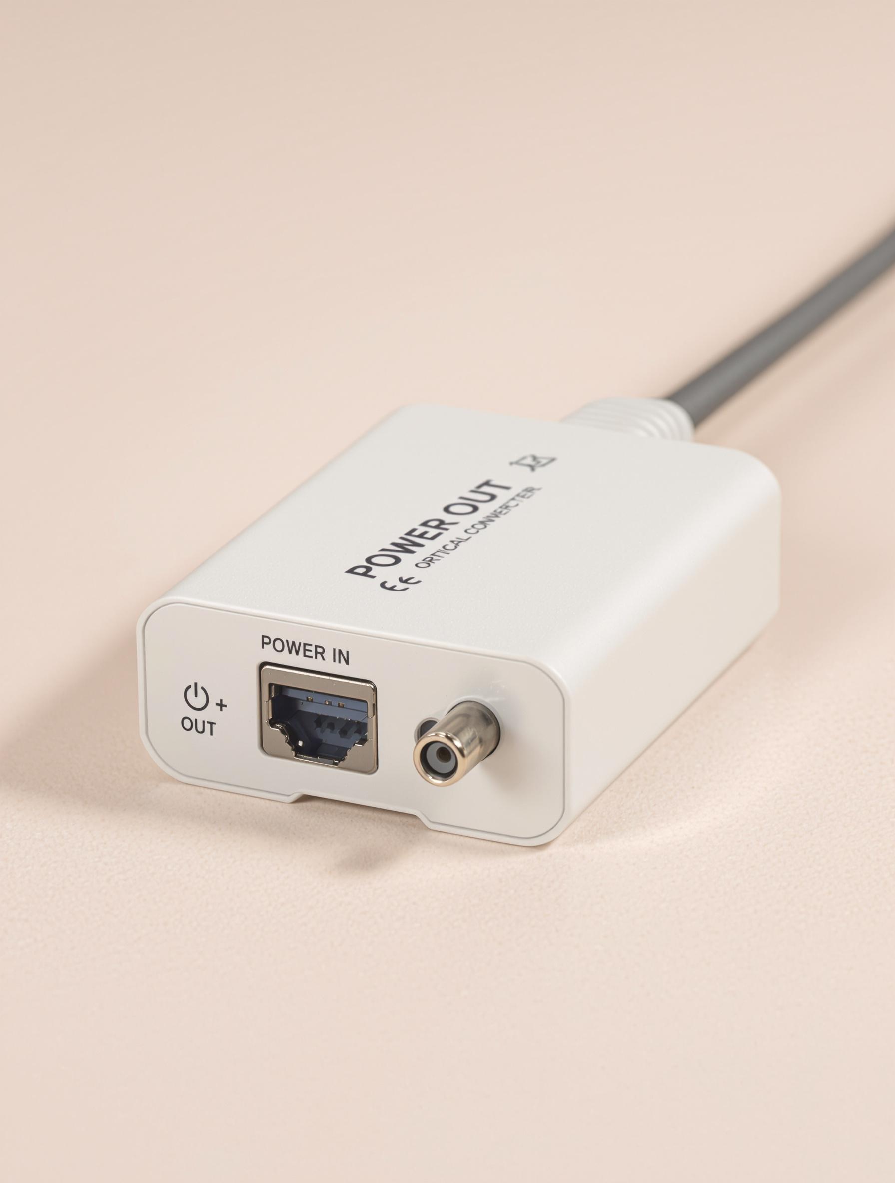 Convertisseur optique Free posé sur un bureau montrant les ports