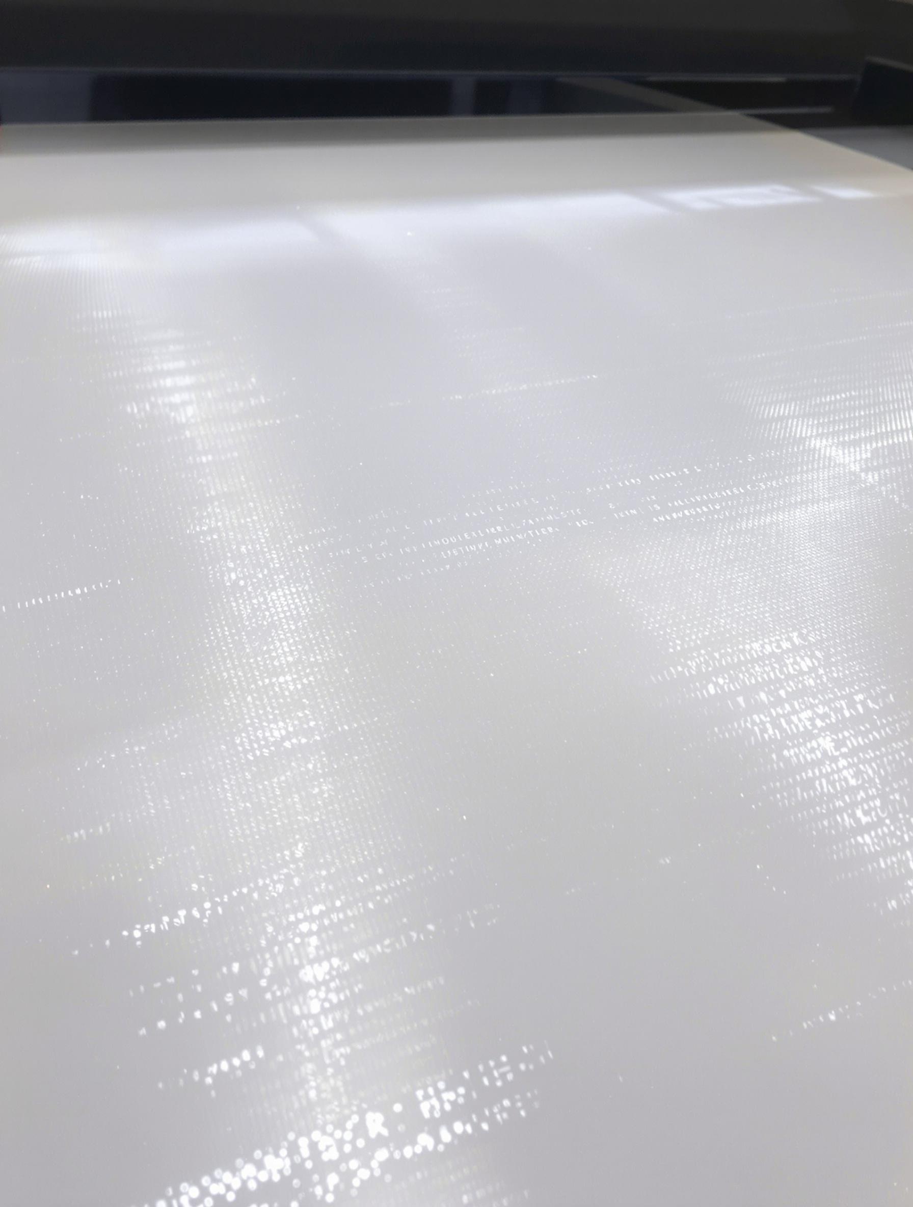 Feuille d’étiquettes laser sous le tambour chaud d’une imprimante