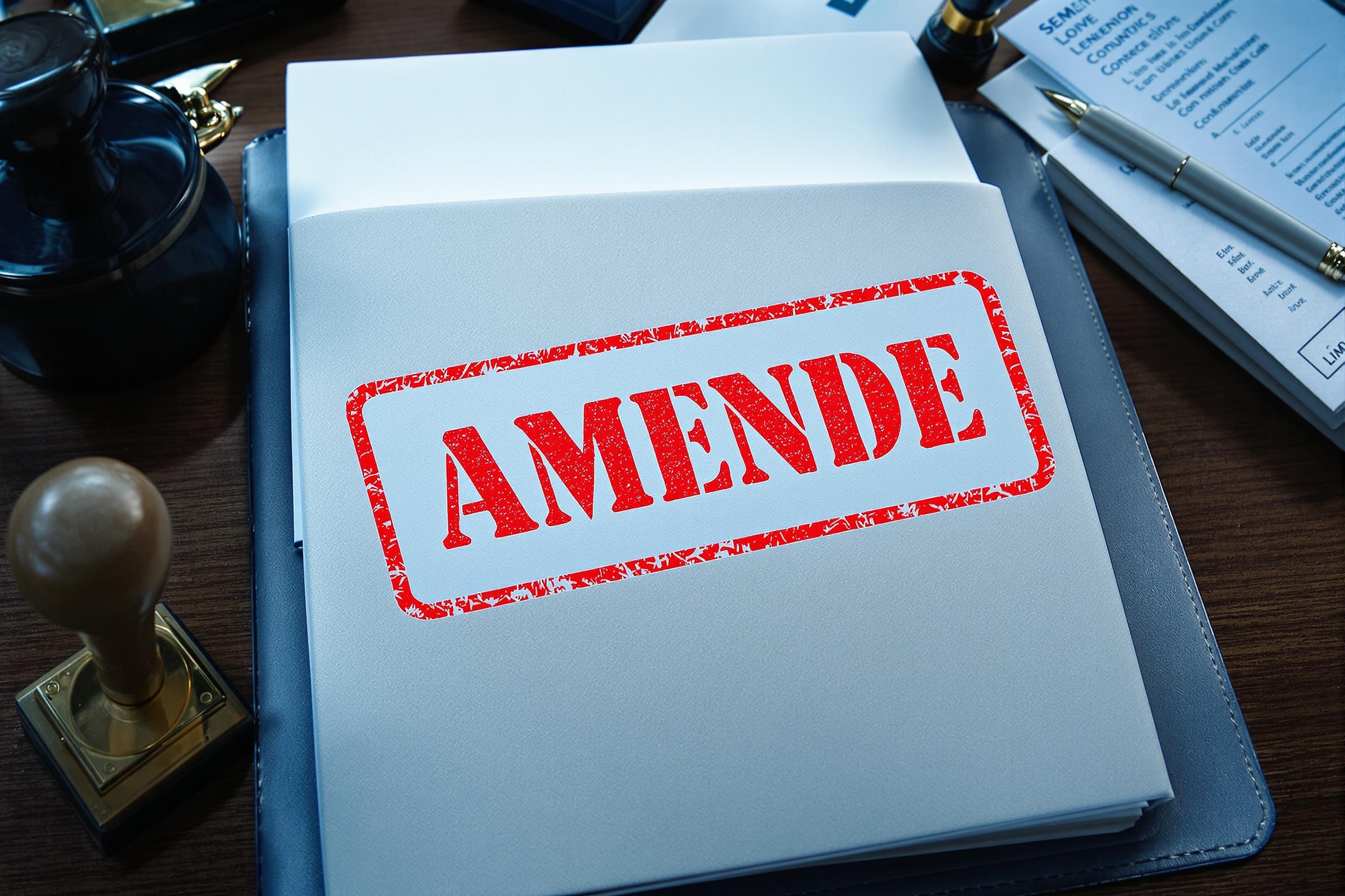 Illustration d’un dossier sanctionné par la CDP avec un tampon rouge 'Amende'